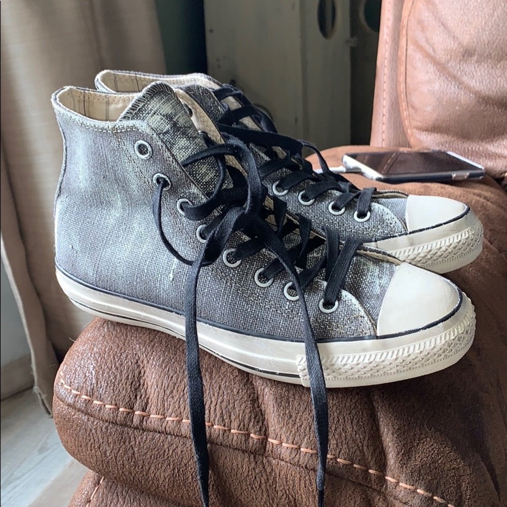 distressed high top converse 𝕒𝕝𝕝 𝕤𝕥𝕒𝕣  ⭐️ !